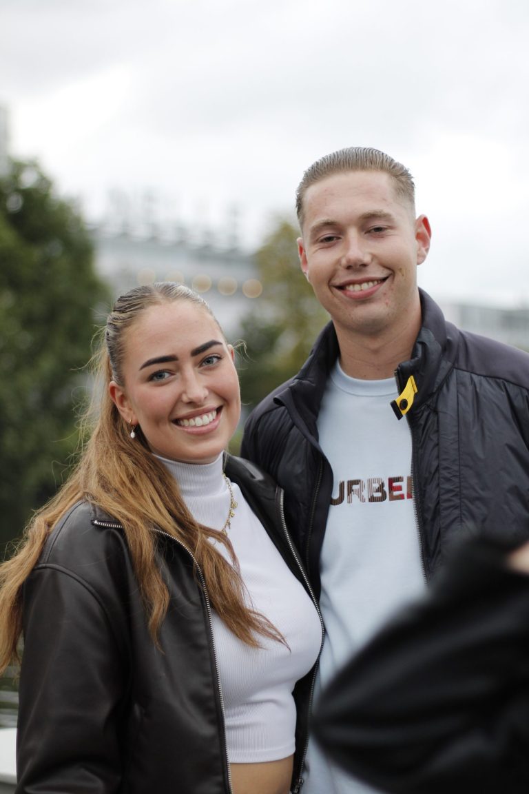 Twee bezoekers poseren samen tijdens No Signal