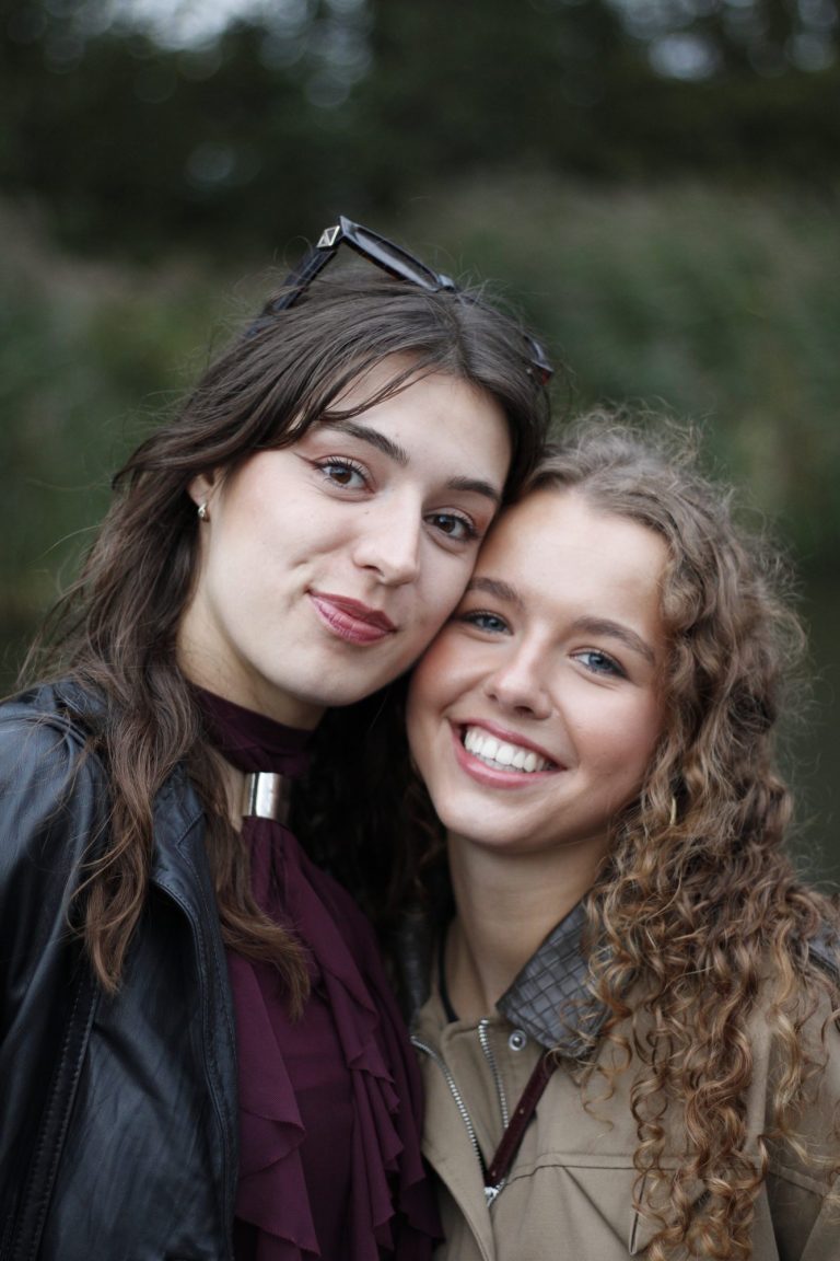 Twee vriendinnen dicht bij elkaar tijdens No Signal