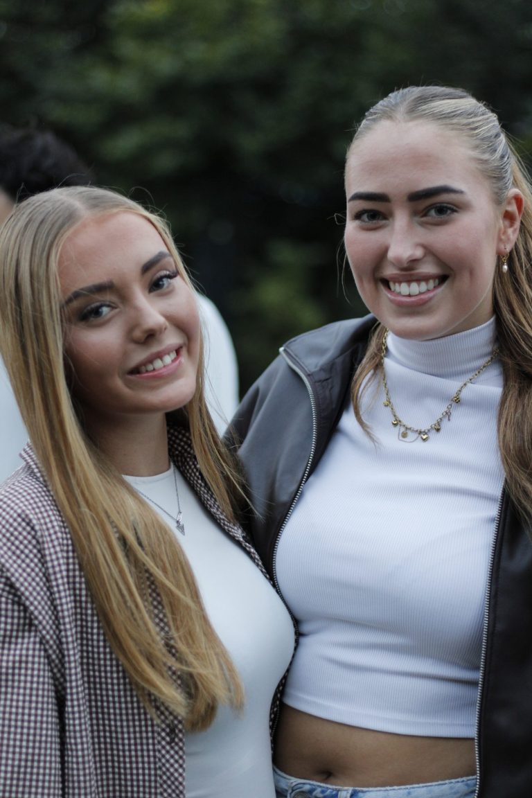 Twee vriendinnen lachen naar de camera bij No Signal