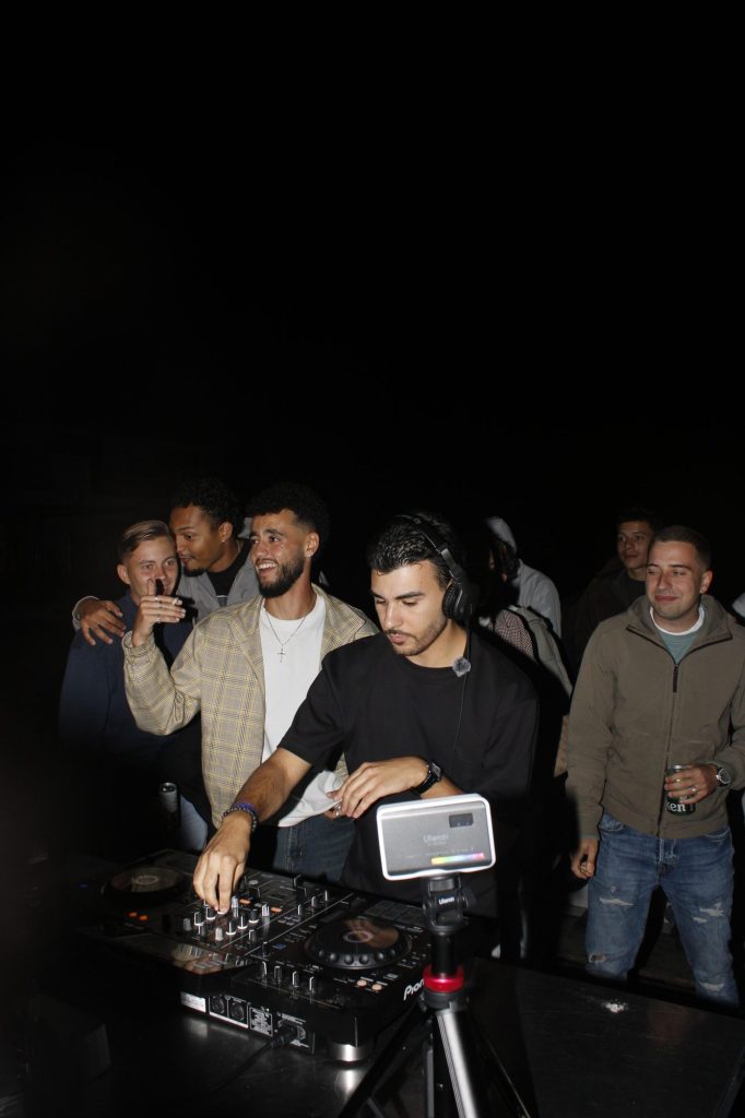 Dj omringd door publiek in het donker tijdens No Signal