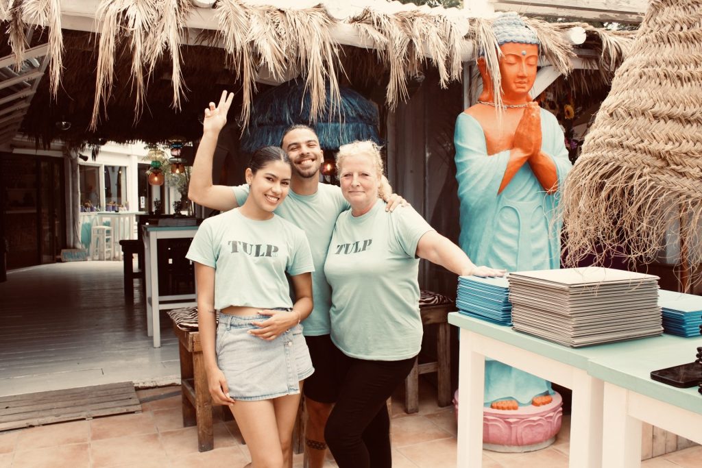 Medewerkers van Beachcafé Tulp poseren bij de ingang