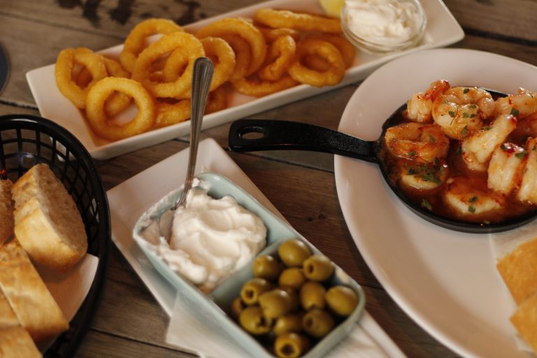 Tapas met calamares, garnalen en olijven bij Beachcafé Tulp